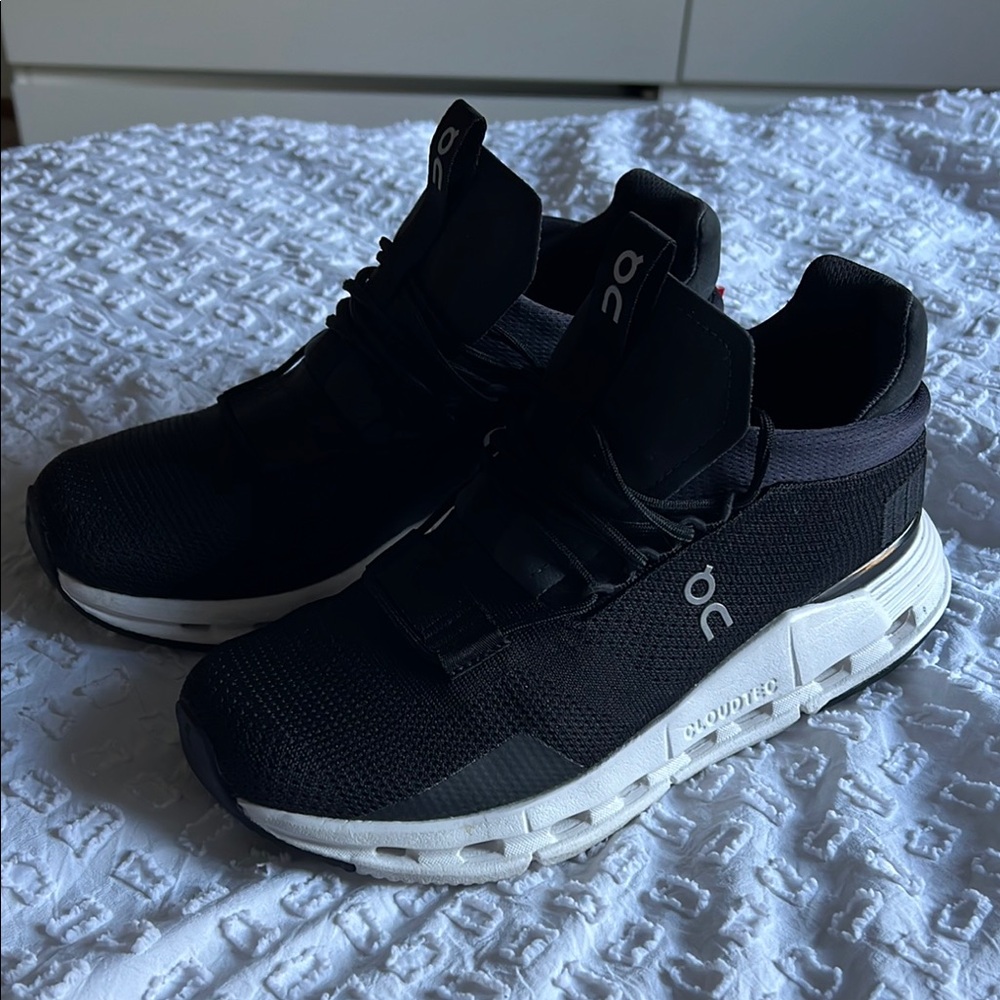 Brand new on cloud running shoes !! In perfect condition worn once